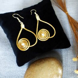 boucles d'oreilles artisanales en or végétal du brésil en forme de coeur inversé